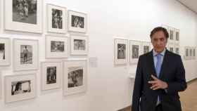 El alcalde de Salamanca, Carlos García Carbayo, en la exposición de fotografías de Lee Friedlander, organizada en colaboración con Fundación MAPFRE