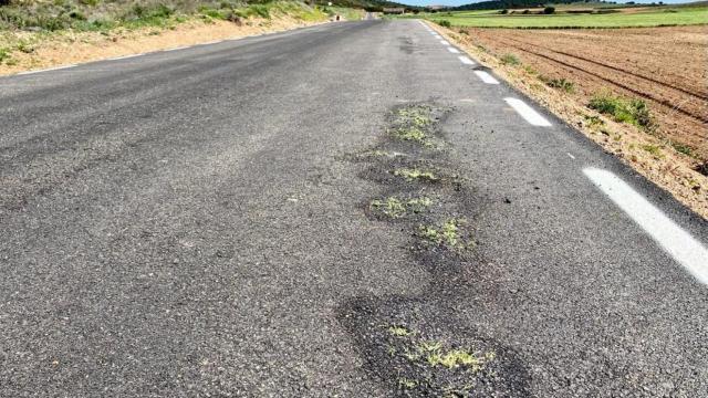 El PP ha denunciado que la hierba crece entre el nuevo asfalto de la CM-3009.