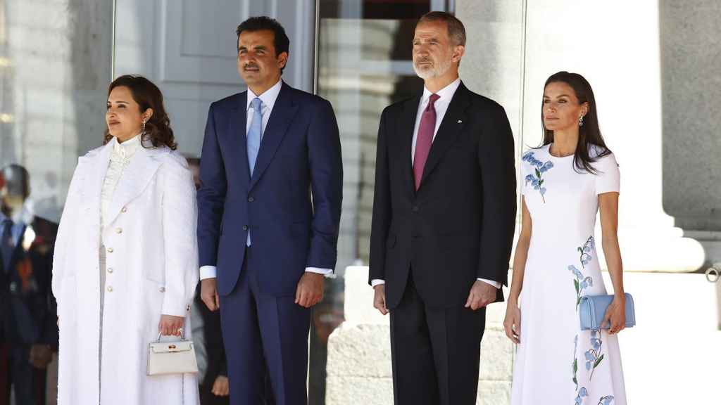 Los Reyes reciben con honores militares al emir de Qatar,  Tamim bin Hamad Al Zani, en el Palacio Real.