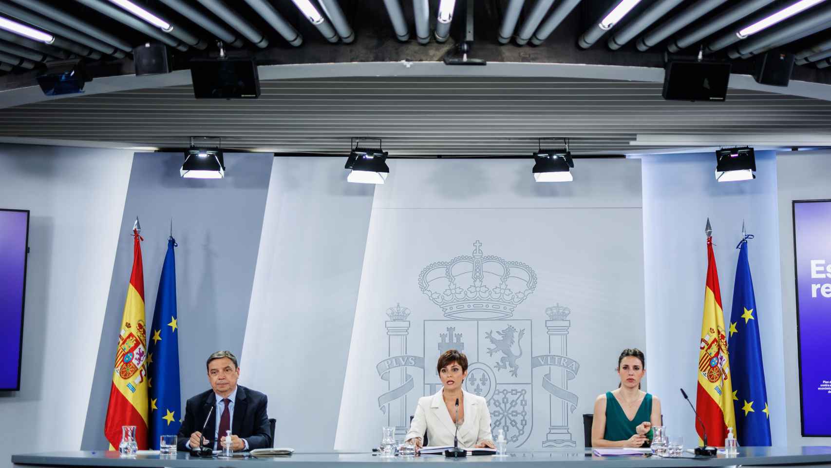 Isabel Rodríguez, ministra Portavoz, entre Luis Planas (Agricultura) e Irene Montero (Igualdad), en Moncloa.