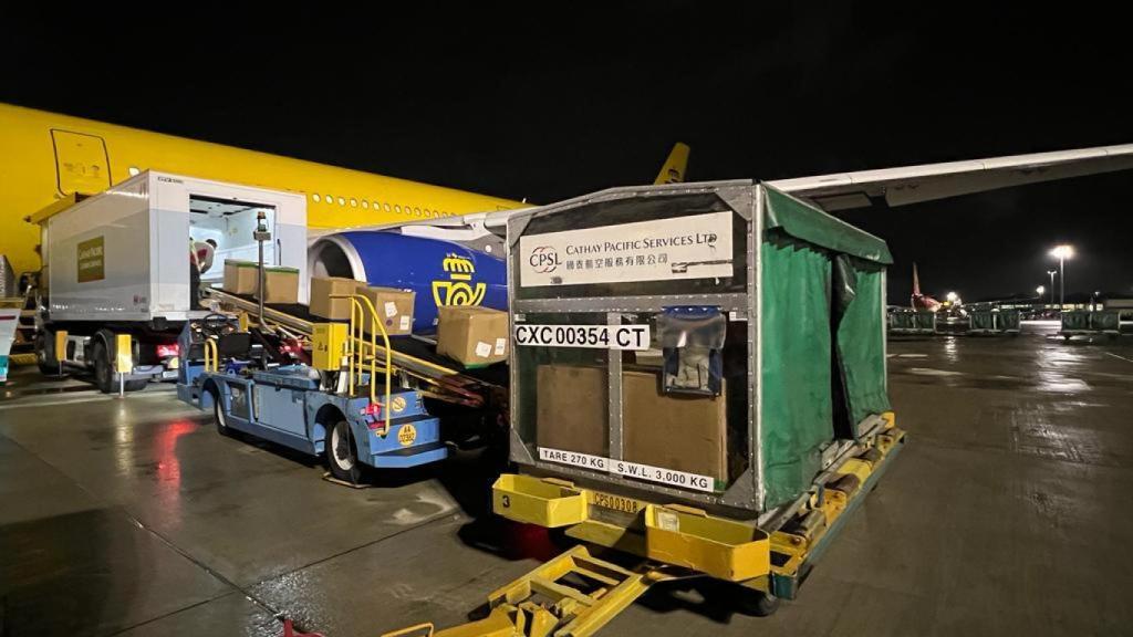 Avión de Correos Cargo en el aeropuerto.