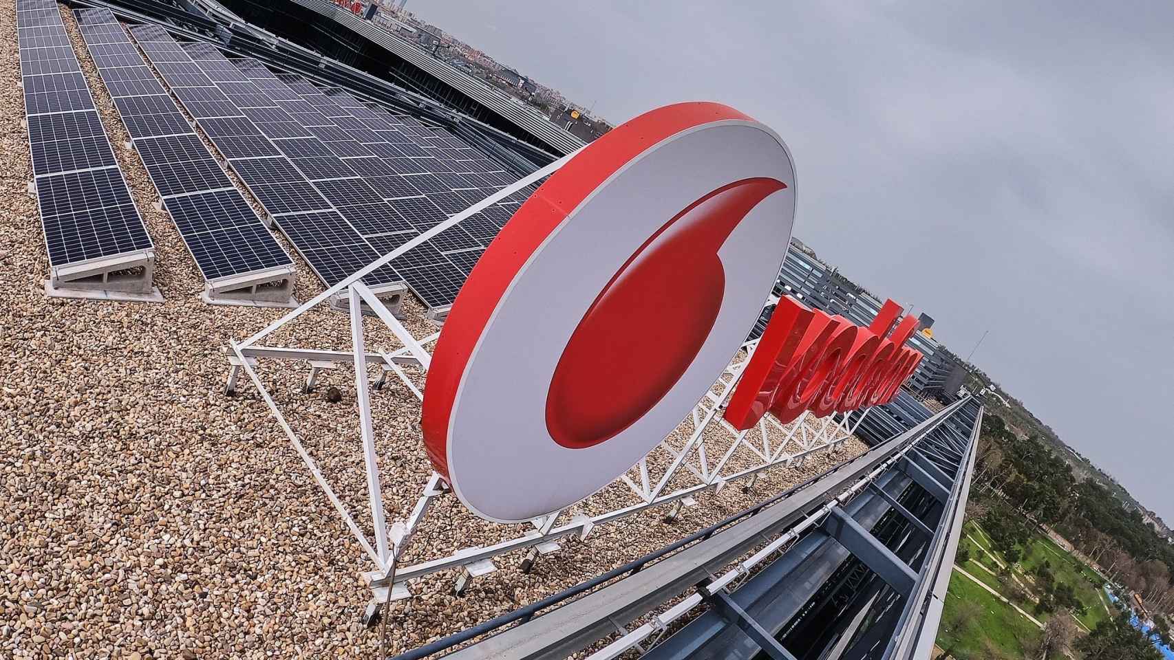 Placas solares en el tejado de la sede de Vodafone en Madrid.