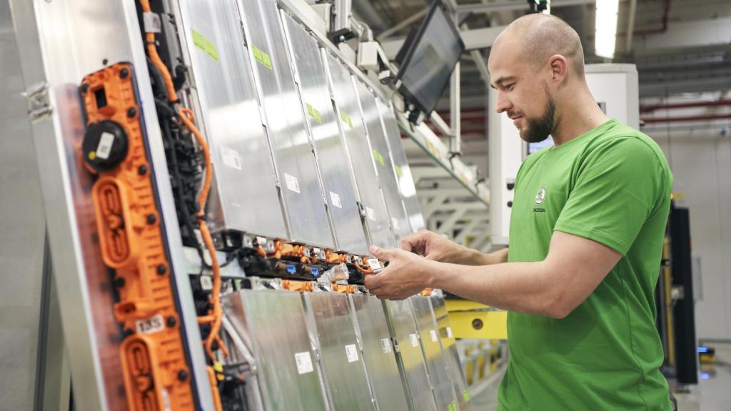 Un empleado de Skoda trabajando en el ensamblaje de una batería.