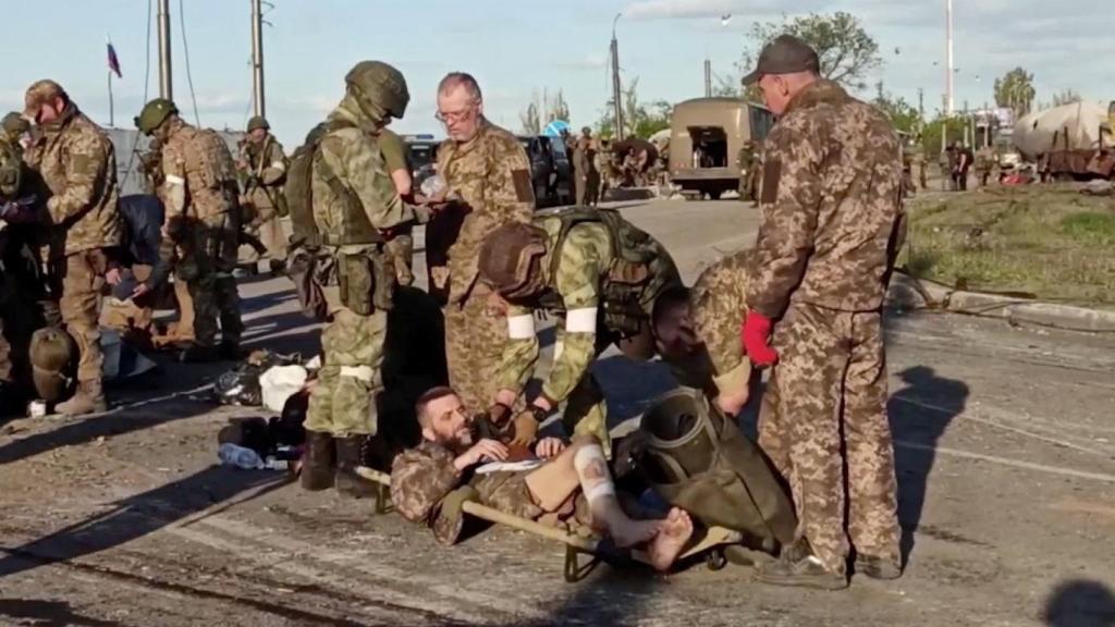 Miembros de las fuerzas ucranianas que abandonaron la planta siderúrgica asediada de Azovstal.