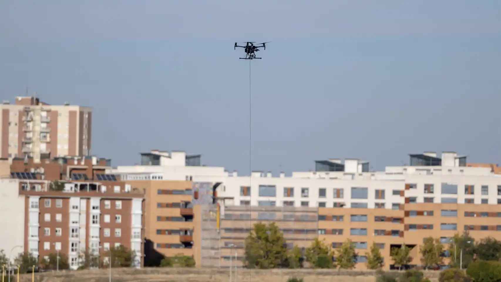 Un dron sobrevuela el aeródromo de Cuatro Vientos en Madrid.