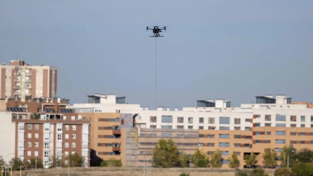 Un dron sobrevuela el aeródromo de Cuatro Vientos en Madrid.