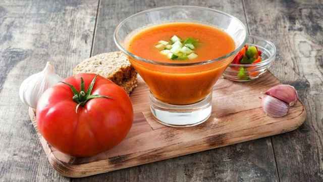 El tomate y el ajo pueden contribuir al mal olor corporal.
