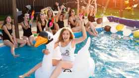 Amigas celebrando una despedida de soltera en una fiesta en la piscina.