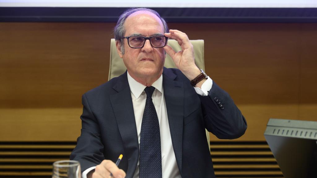 El Defensor del Pueblo, Ángel Gabilondo, a su llegada a una Comisión Mixta de Relaciones con el Defensor del Pueblo.