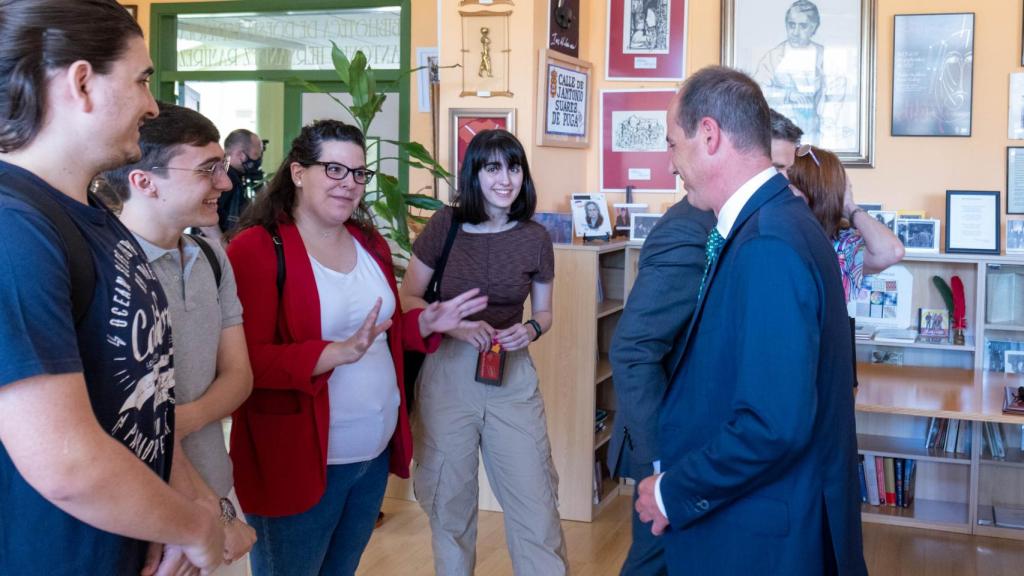 El alcalde de Guadalajara, Alberto Rojo, junto a varios universitarios tras la firma del convenio.