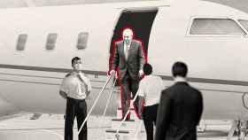 El rey emérito Juan Carlos I desciende del avión.