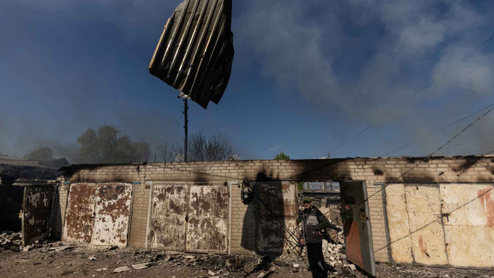 Un hombre ante un garaje atacado por las tropas rusas en Lyman, en la región de Donetsk.
