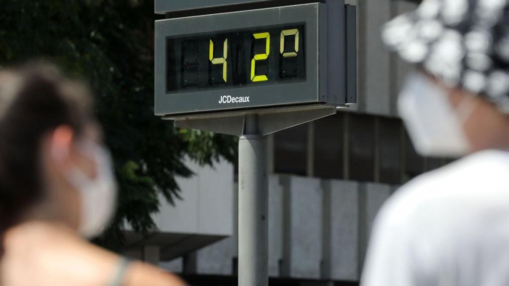 Un termómetro marcando 42 grados de temperatura en una imagen de archivo.