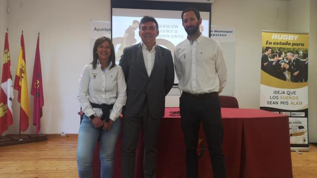 Foto CR El Salvador: María Morán (vicepresidenta del Club de Rugby El Salvador), Manuel García (directivo del área de Sostenibilidad) y Fernando Suárez (gerente), en la presentación de la campaña de patronazgo de los equipos de El Salvador Inclusivo para el IMART de Cork (Irlanda) 2022