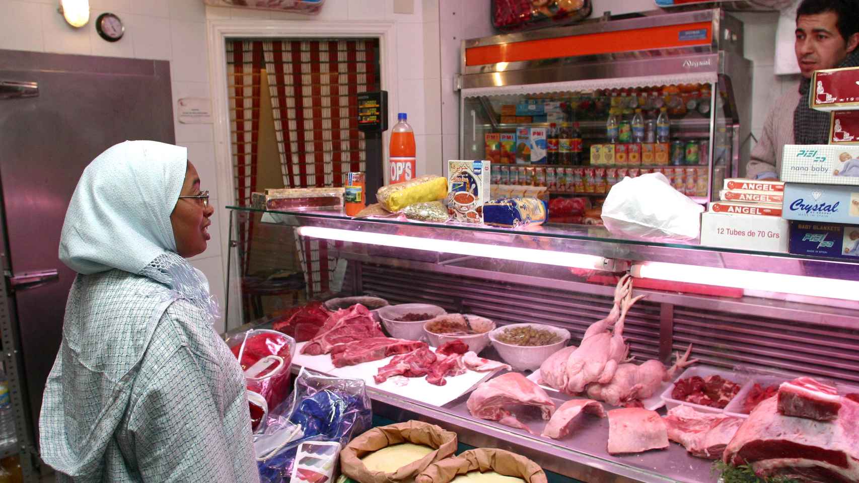Una mujer musulmana compra en una carnicería islámica de Valladolid. Foto: archivo