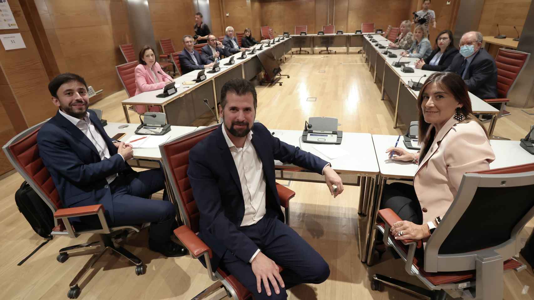 Luis Tudanca y Ana Sánchez se reúnen con los senadores autonómicos.