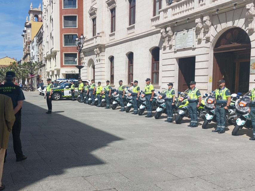 La Guardia Civil presenta su Unidad de Movilidad de la edición femenina de la Vuelta Ciclista a Burgos.