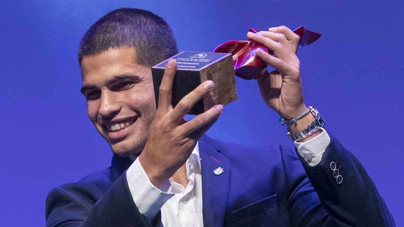 El tenista Carlos Alcaraz tras recibir uno de los premios entregados en la XL Gala del Deporte de la Región de Murcia