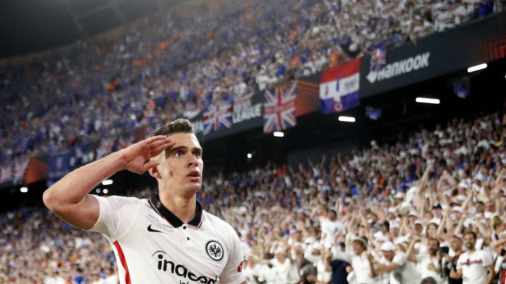 Rafael Santos Borre celebra su gol para el Eintracht Frankfurt en la final de la Europa League 2021/2022
