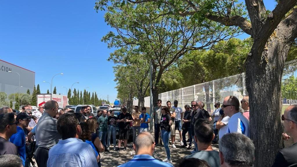 Asamblea de trabajadores celebrada este martes a las puertas de Schreiber Foods en Noblejas (Toledo).