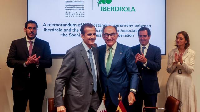 El emir de Qatar, Tamim bin Hamad Al Thani (izquierda), y el presidente de Iberdrola, Ignacio Sánchez Galán (derecha).