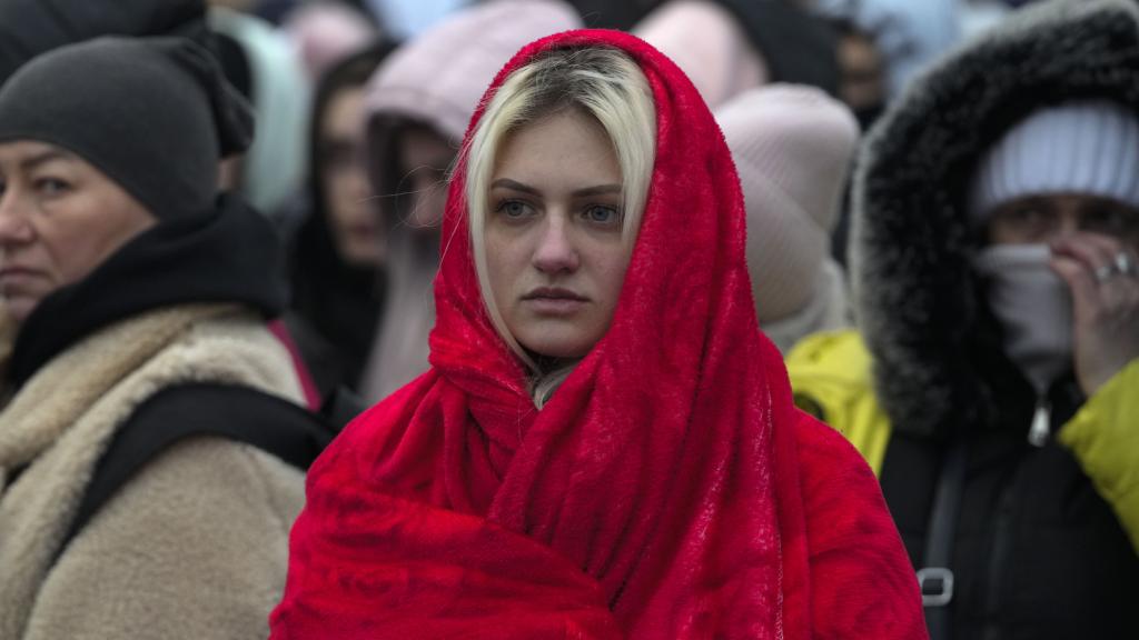 Mujer ucraniana abandonando el país tras el estallido de la guerra.