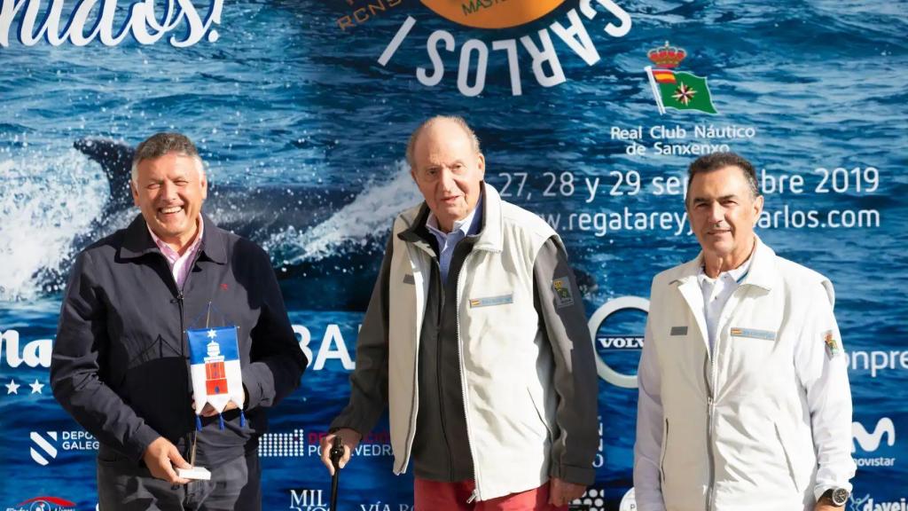 Juan Carlos I, entre Telmo Martín, alcalde , y Pedro Campos, presidente del Real Club Náutico de Sangenjo.