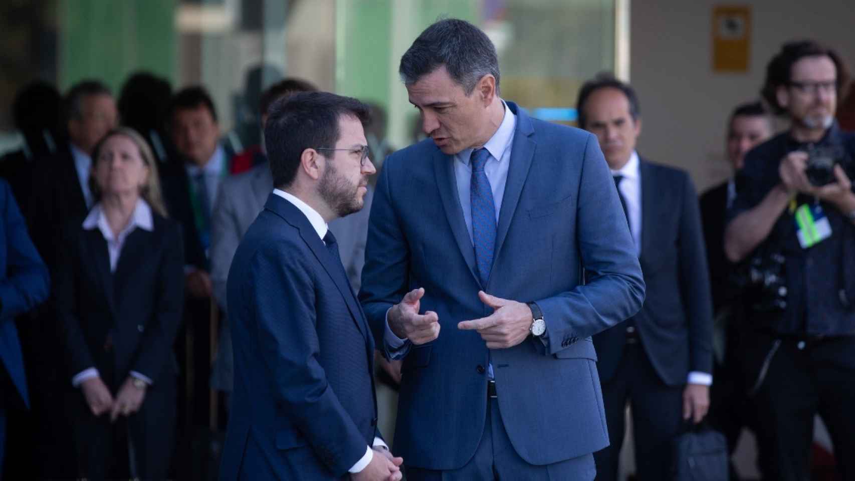 El presidente del Gobierno, Pedro Sánchez (d), junto al de la Generalitat catalana, Pere Aragonès (i).
