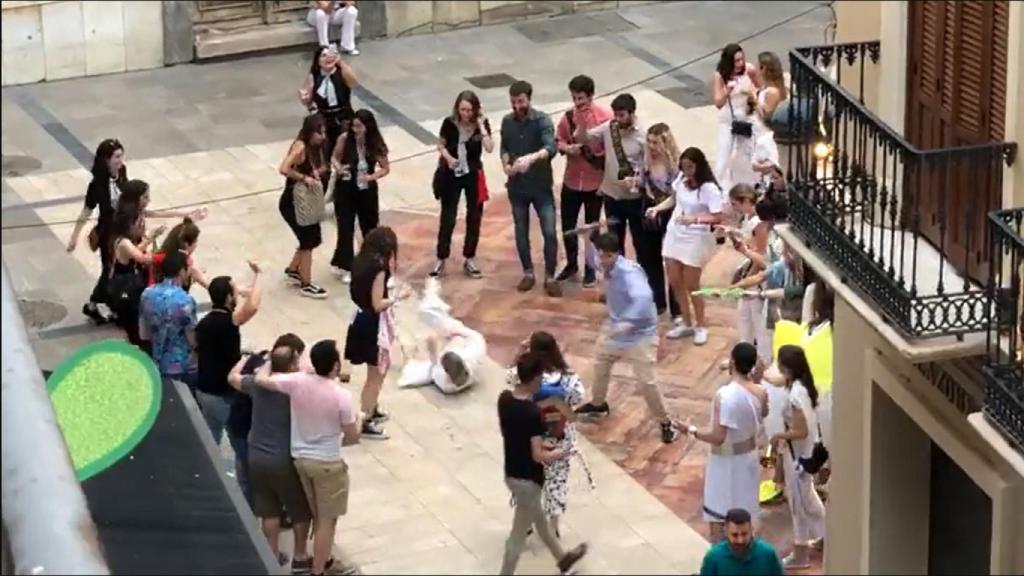 Imagen de archivo de varias despedidas en la plaza Mitjana, en el Centro de Málaga.