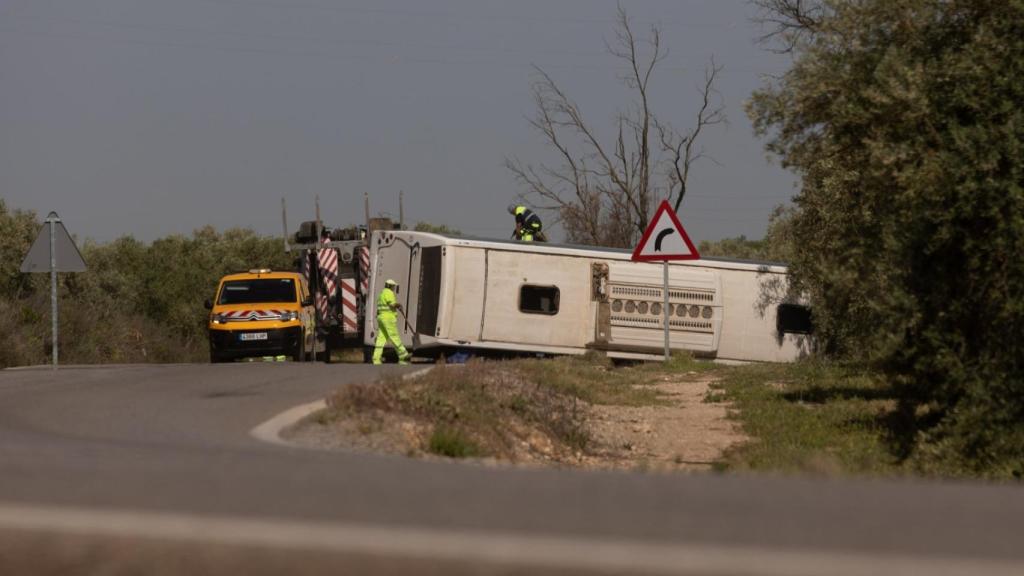 Dos personas han fallecido y tres han resultado heridas de gravedad tras volcar un autobús que trasladaba a quince personas a sus puestos de trabajo esta mañana en la localidad sevillana de Pedrera, en dirección a La Roda de Andalucía, en la A-8327.