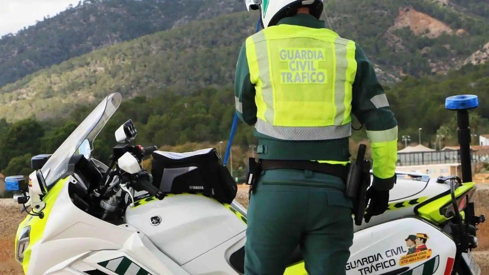 Un agente de la Guardia Civil en moto.