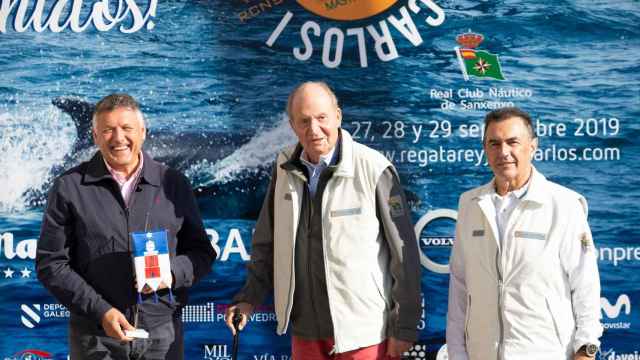 El rey emérito don Juan Carlos en el Real Club Náutico de Sanxenxo junto al alcalde de la localidad, Telmo Martín, en una imagen de archivo.