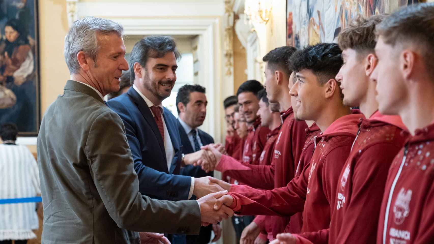 Alfonso Rueda recibe a los jugadores, equipo técnico y directiva do Pontevedra CF en el Pazo de Raxoi.