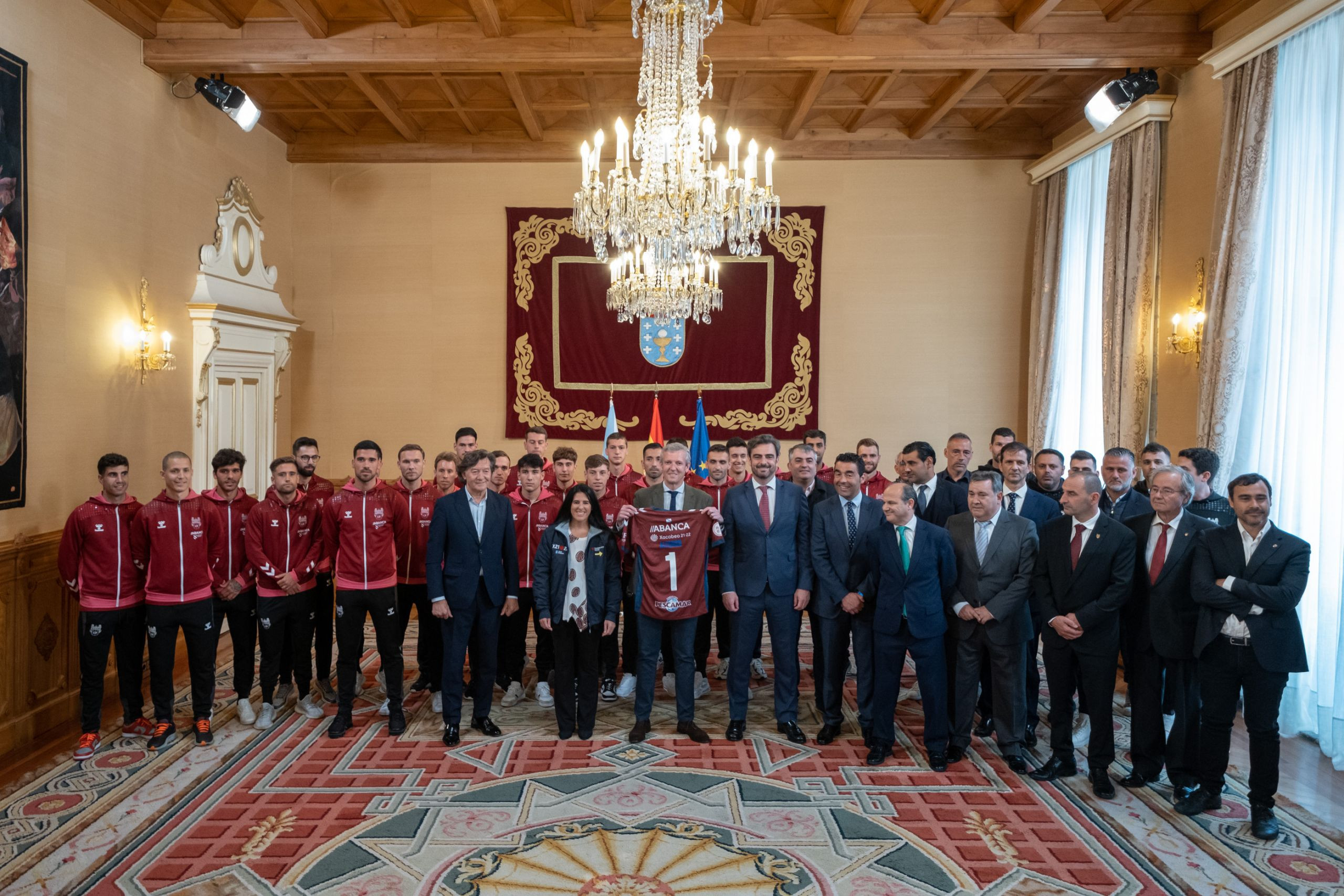 Alfonso Rueda recibe a los jugadores, equipo técnico y directiva do Pontevedra CF en el Pazo de Raxoi. Foto: Xunta