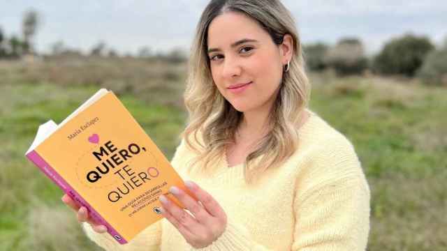 La psicóloga, divulgadora y escritora María Esclapez con su último libro Me quiero, Te quiero.