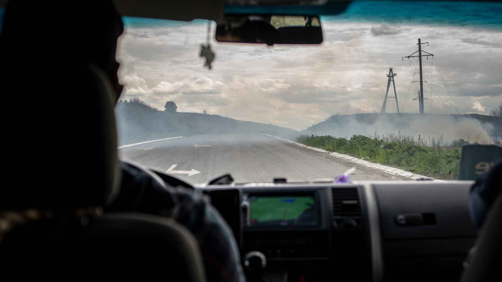 En el viaje de vuelta, el humo dificultaba la visión en muchos puntos de la carretera.