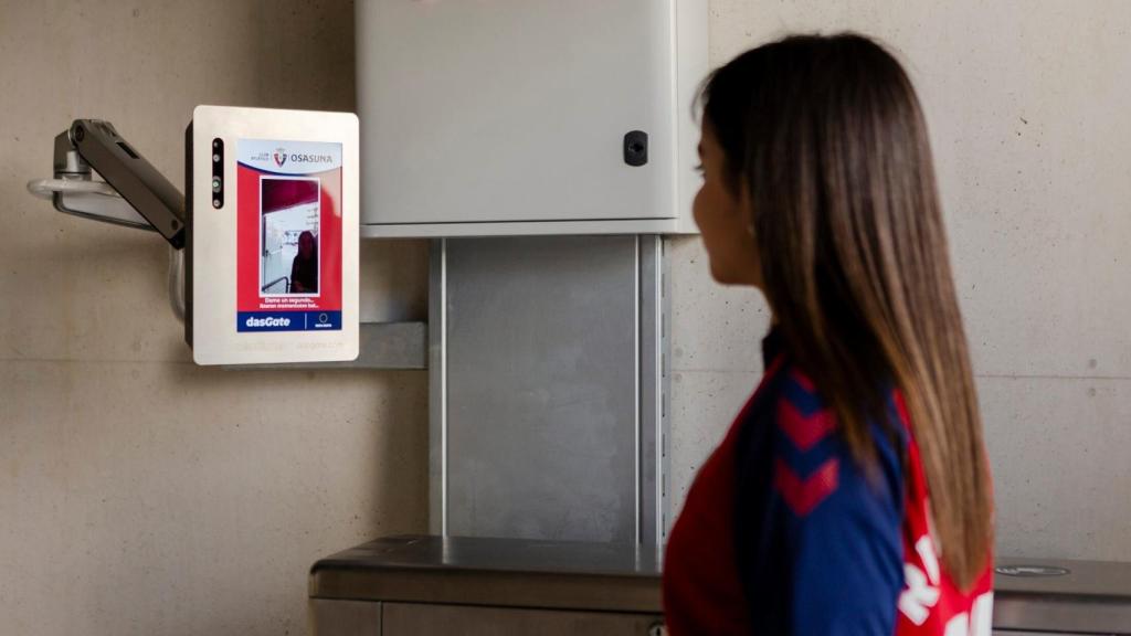 Una de las socias del C. A. Osasuna accediendo al estadio con el nuevo sistema biométrico.