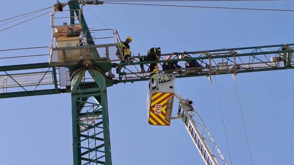 Los bomberos con el accidentado.