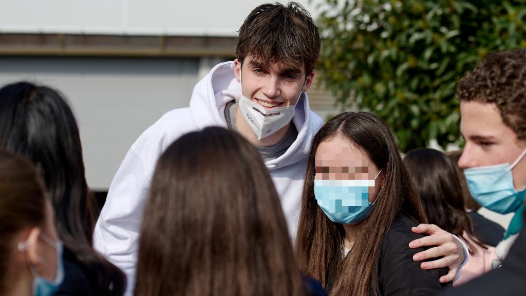 Pablo Urdangarin, con un grupo de fans a la salida de un entrenamiento en el Palau Blaugrana.