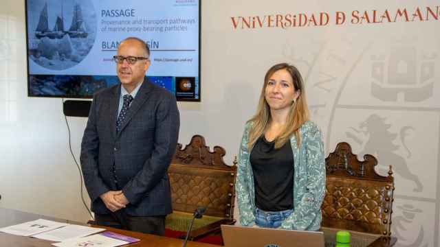 El vicerrector de Investigación y Transferencia, José Miguel Mateos Roco, y la científica Blanca Ausín