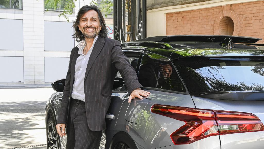 Antonio Carmona, embajador del nuevo Citroën C5X, posando junto al vehículo.