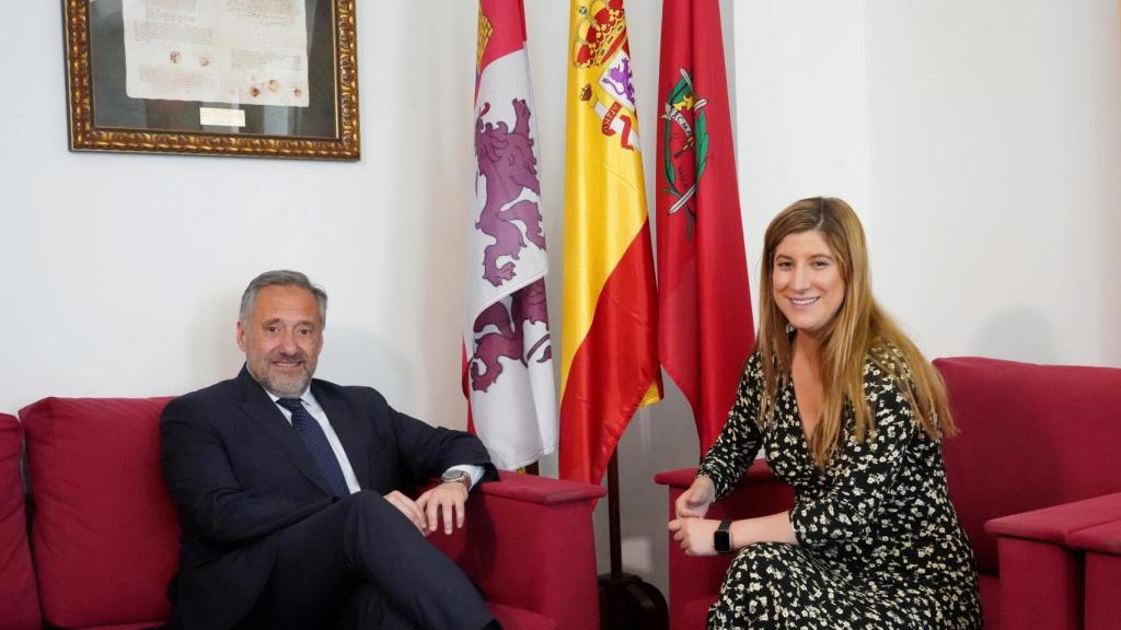El presidente de la Cortes de Castilla y León, Carlos Pollán, mantiene un encuentro con la delegada territorial de la Junta, Raquel Alonso, en la Delegación Territorial