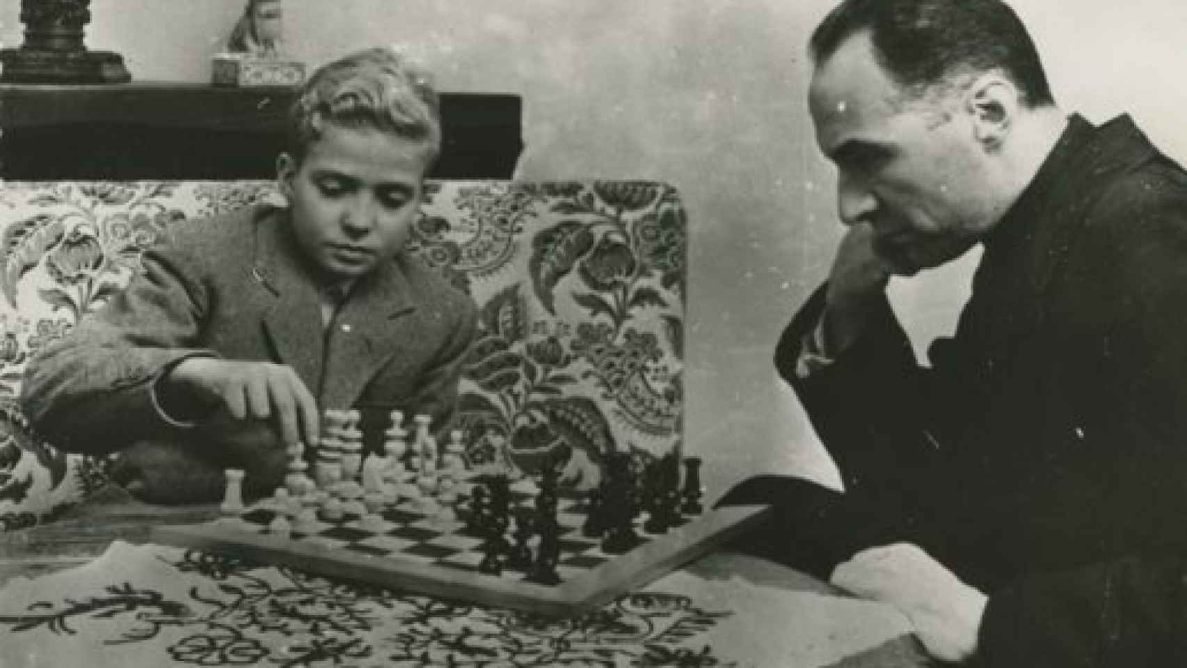 Don Juan Carlos, de niño, jugando al ajedrez.