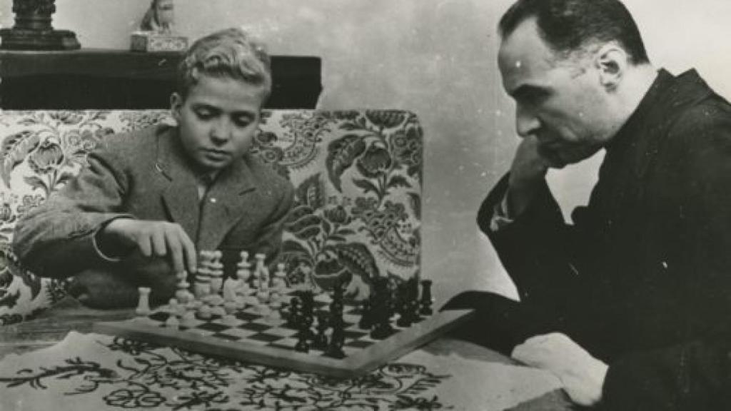 Don Juan Carlos, de niño, jugando al ajedrez.