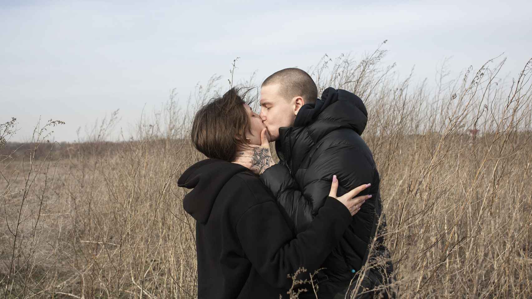Taras, de 21 años, besa a su novia Asya, de 17, al cruzar la frontera entre Ucrania y Moldavia.