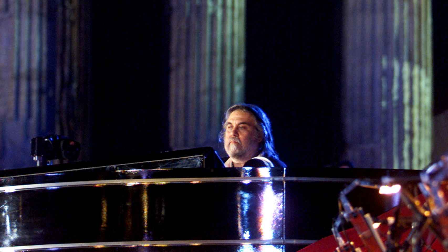 Vangelis, durante una actuación en el templo de Zeus de Atenas.