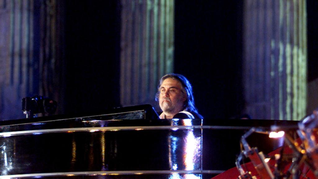 Vangelis, durante una actuación en el templo de Zeus de Atenas.