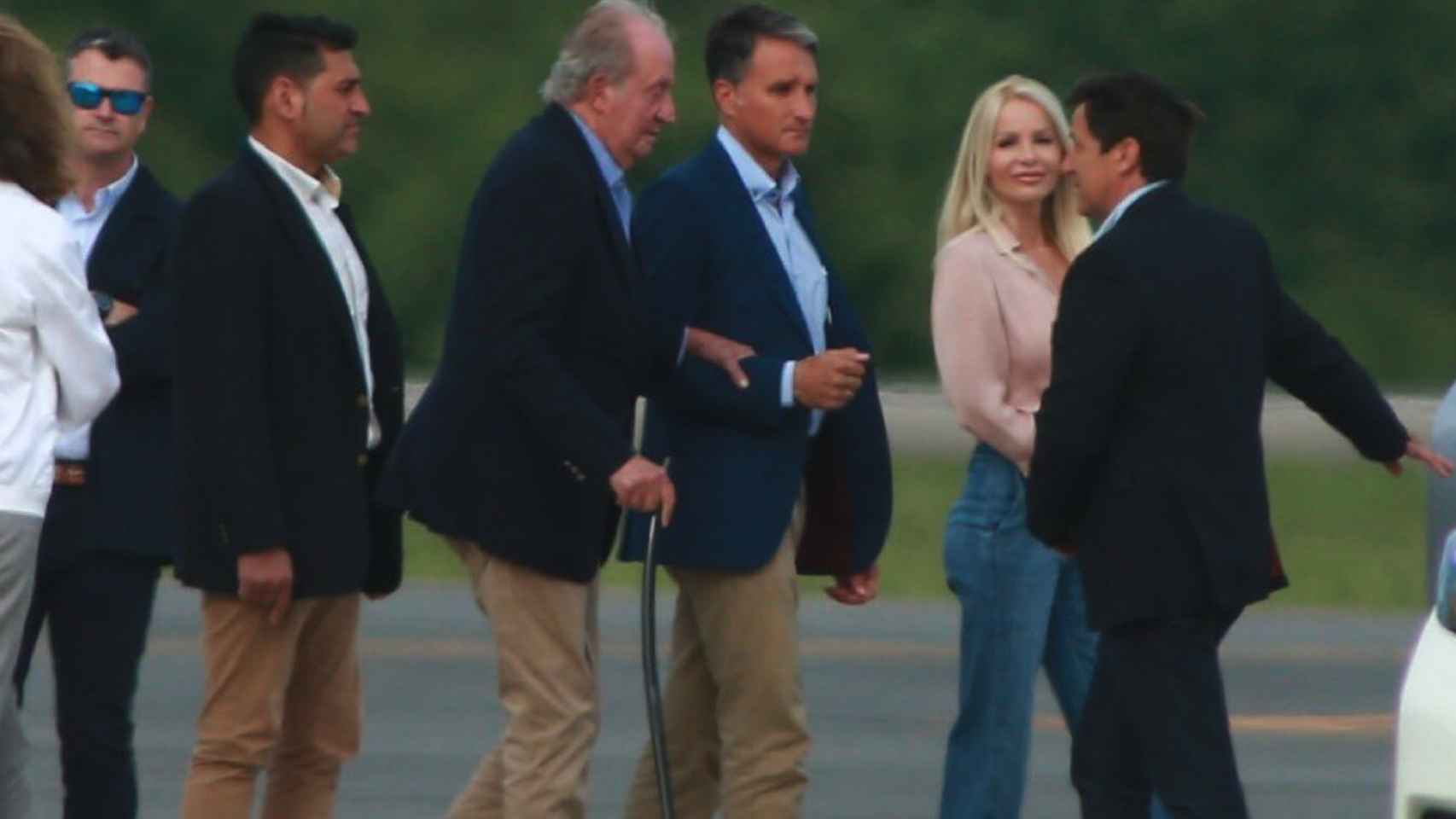 Llegada del rey Juan Carlos al aeropuerto de Vigo, donde fue recibido por su amigo Pedro Campos.