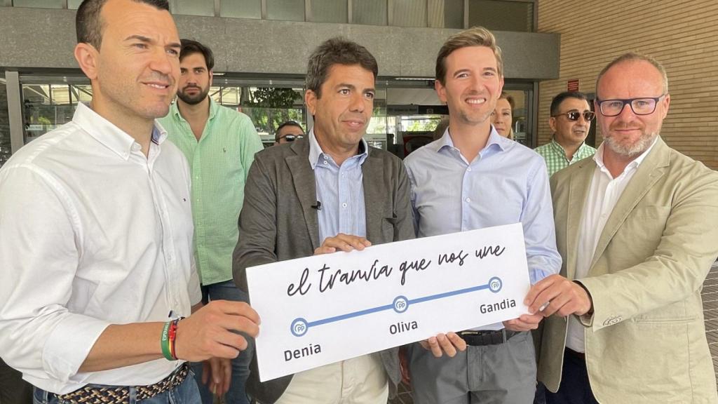 Carlos Mazón en Gandía, con representantes del PP, este jueves.