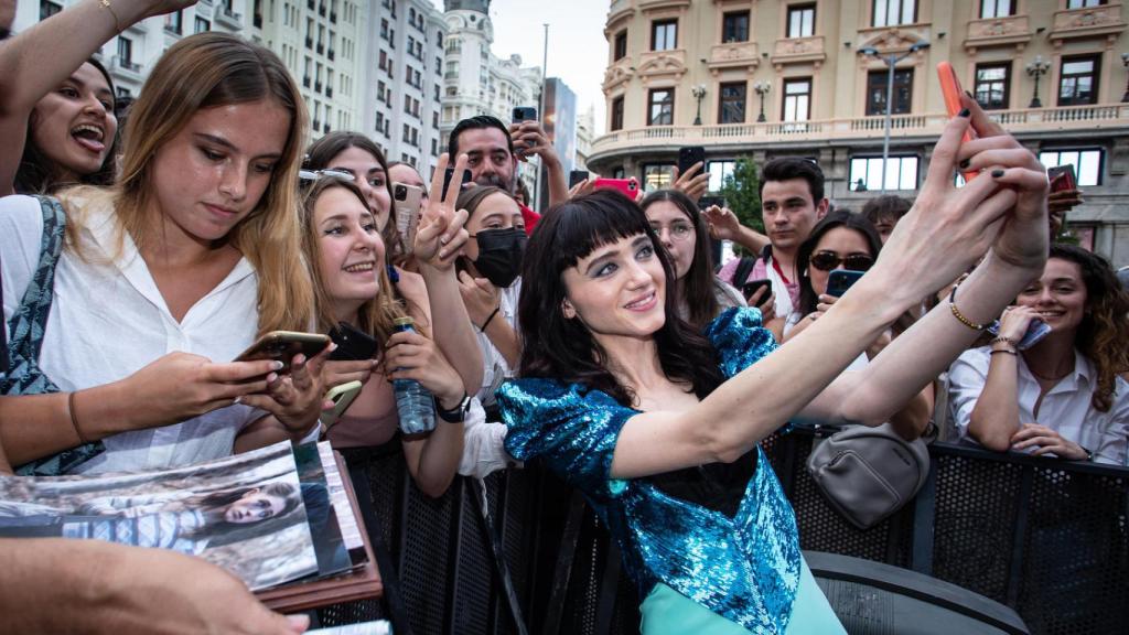 Natalia Dyer posa con sus fans en la premiere de la cuarta temporada de 'Stranger Things'.